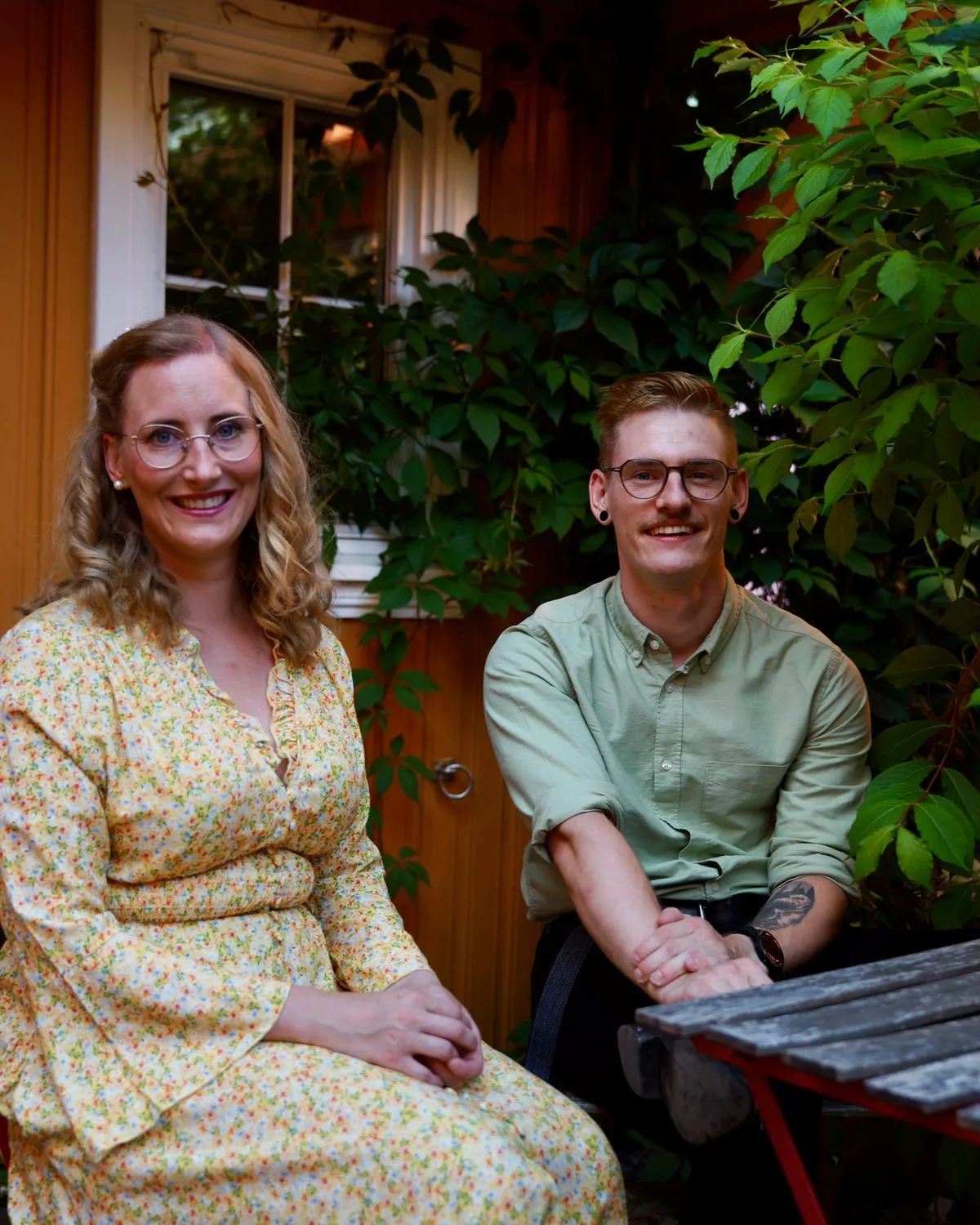 Rebekka og Eirik på en veranda med grønne planter