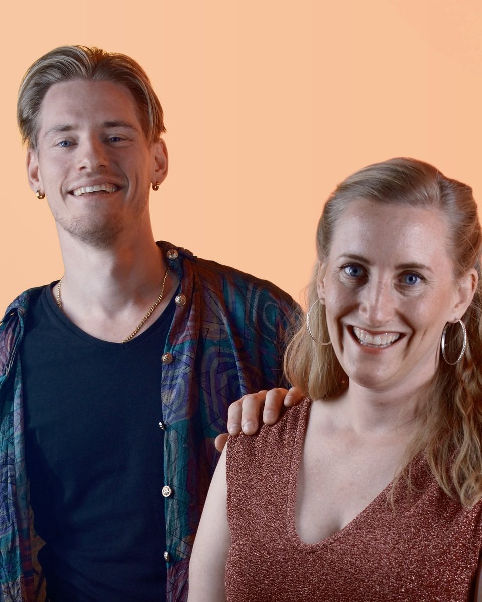 Rebekka og Eirik Fredsrud i studio, foran en varm gul og oransje bakvegg