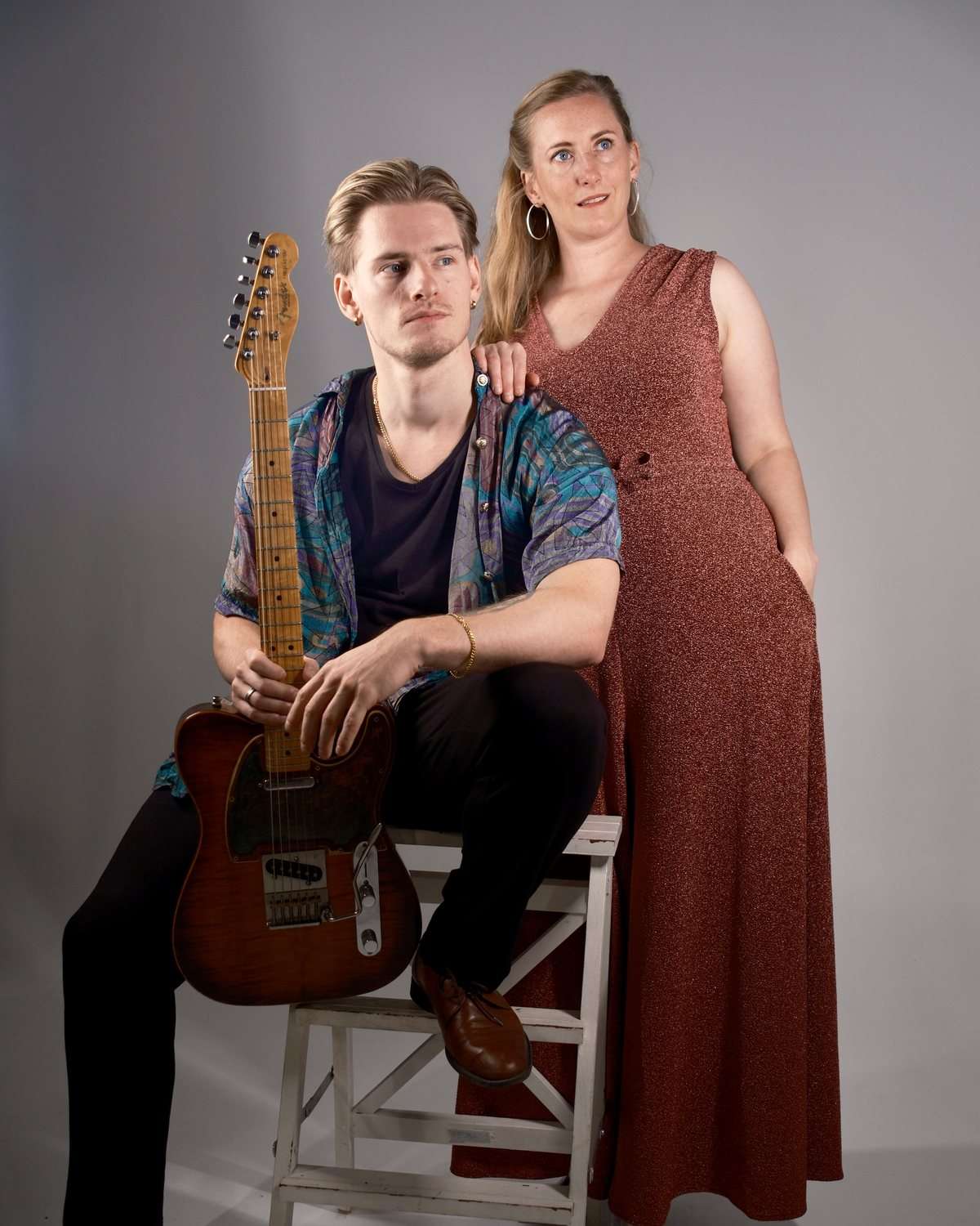 Eirik med gitar og Rebekka, i studio