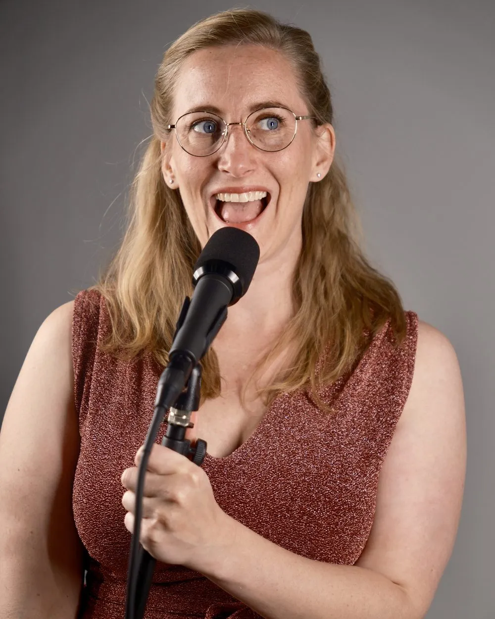 Rebekka synger i mikrofon