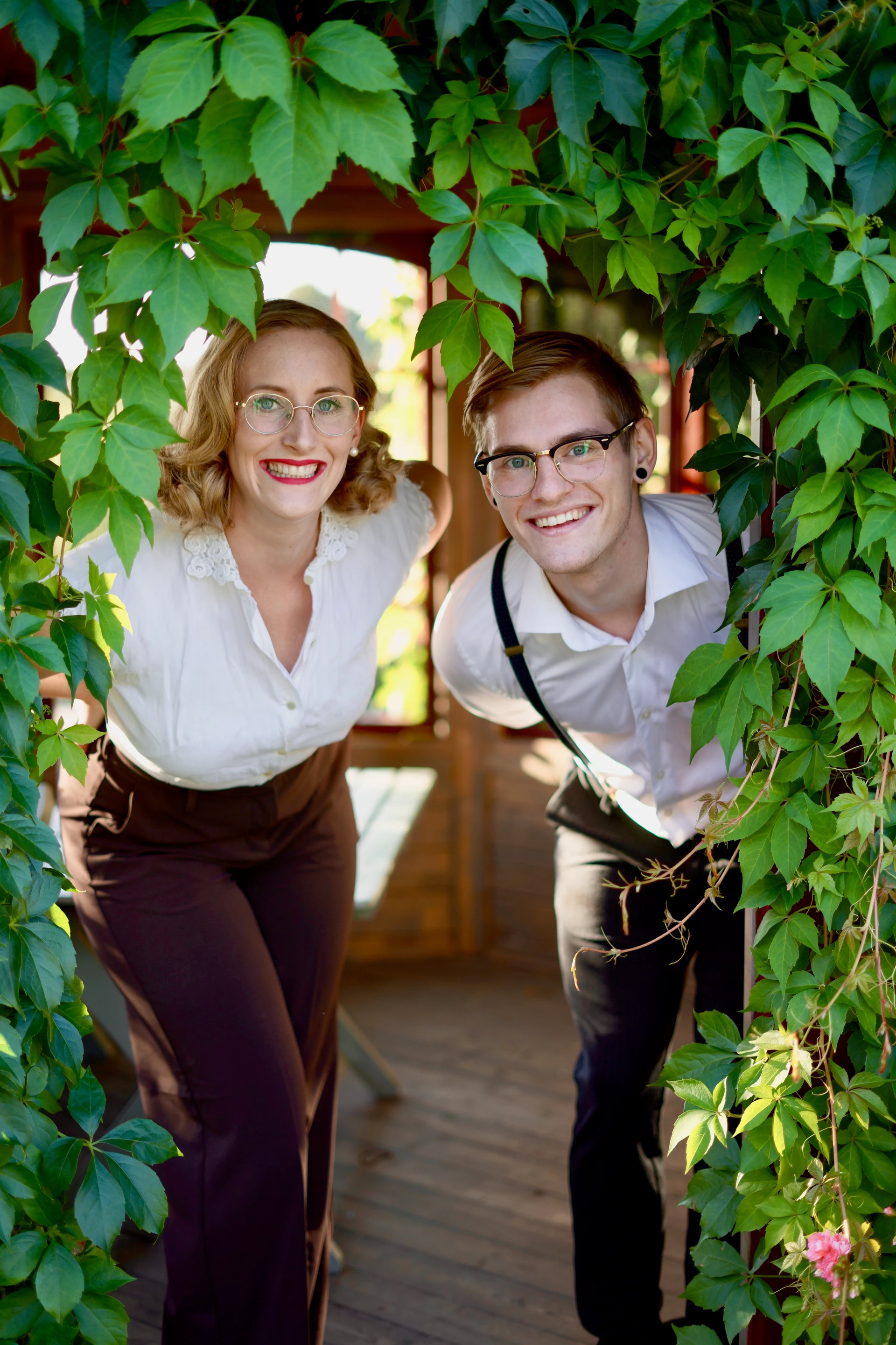 Rebekka og Eirik Fredsrud synger og spiller gitar foran en gul vegg