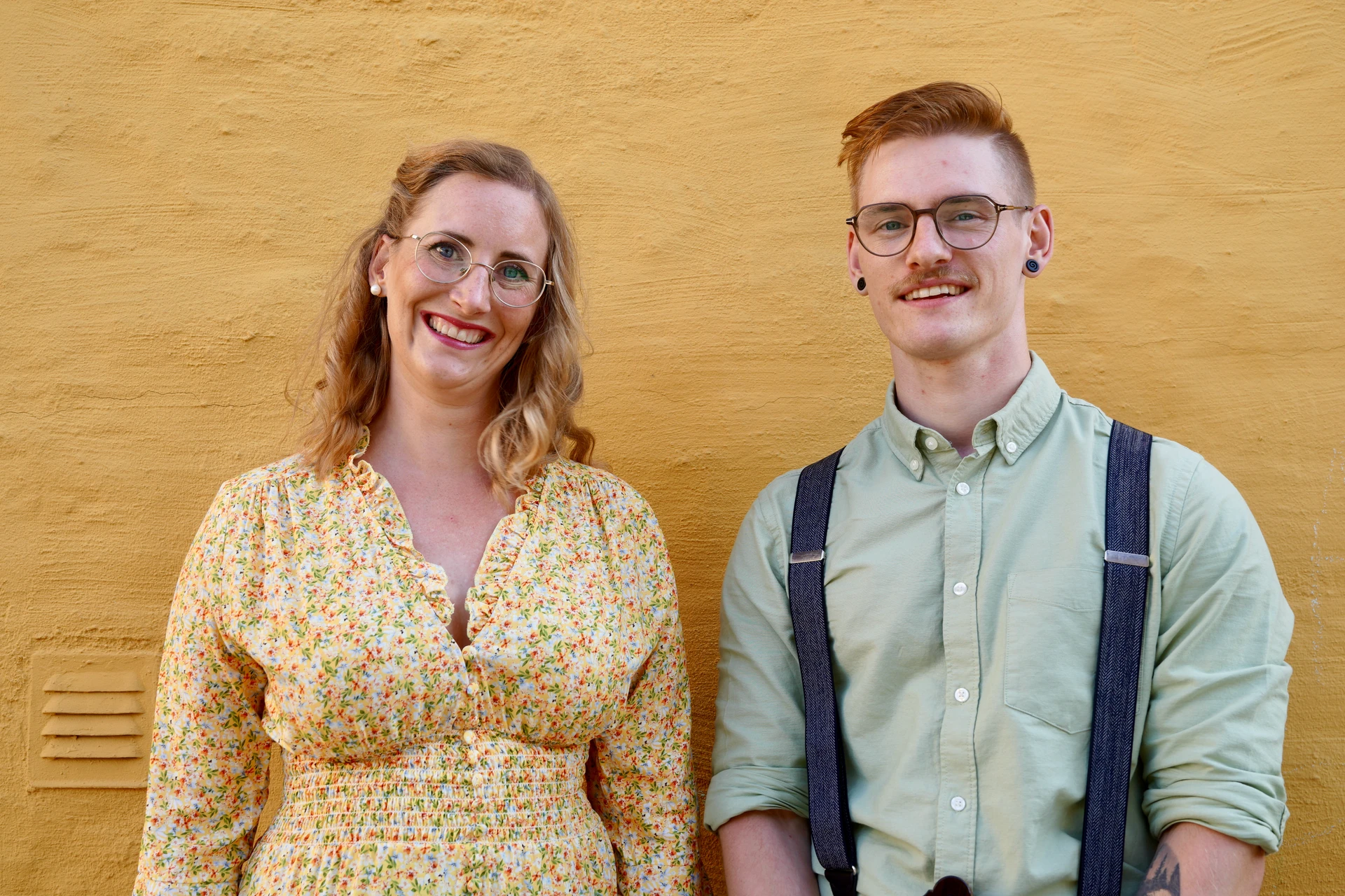 Søskenduo'n Fredsrud — Rebekka og Eirik poserer sammen utendørs